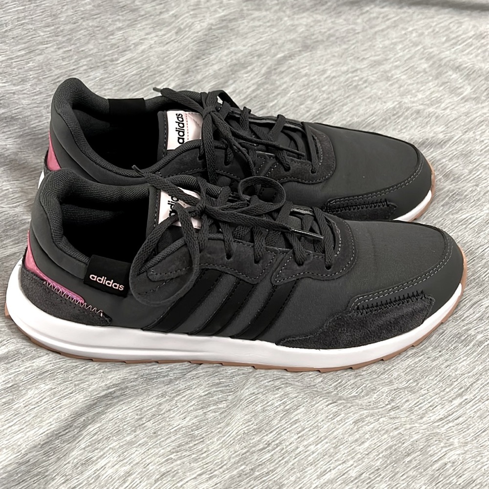 EUC! Adidas Women’s Sneakers in Size 9.5